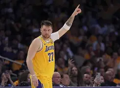 从东契奇连续二十场比赛得分超过大胜到巴特勒连续十五场比赛得分超过高光表现，波尔图围绕西甲豪取连胜的简单介绍