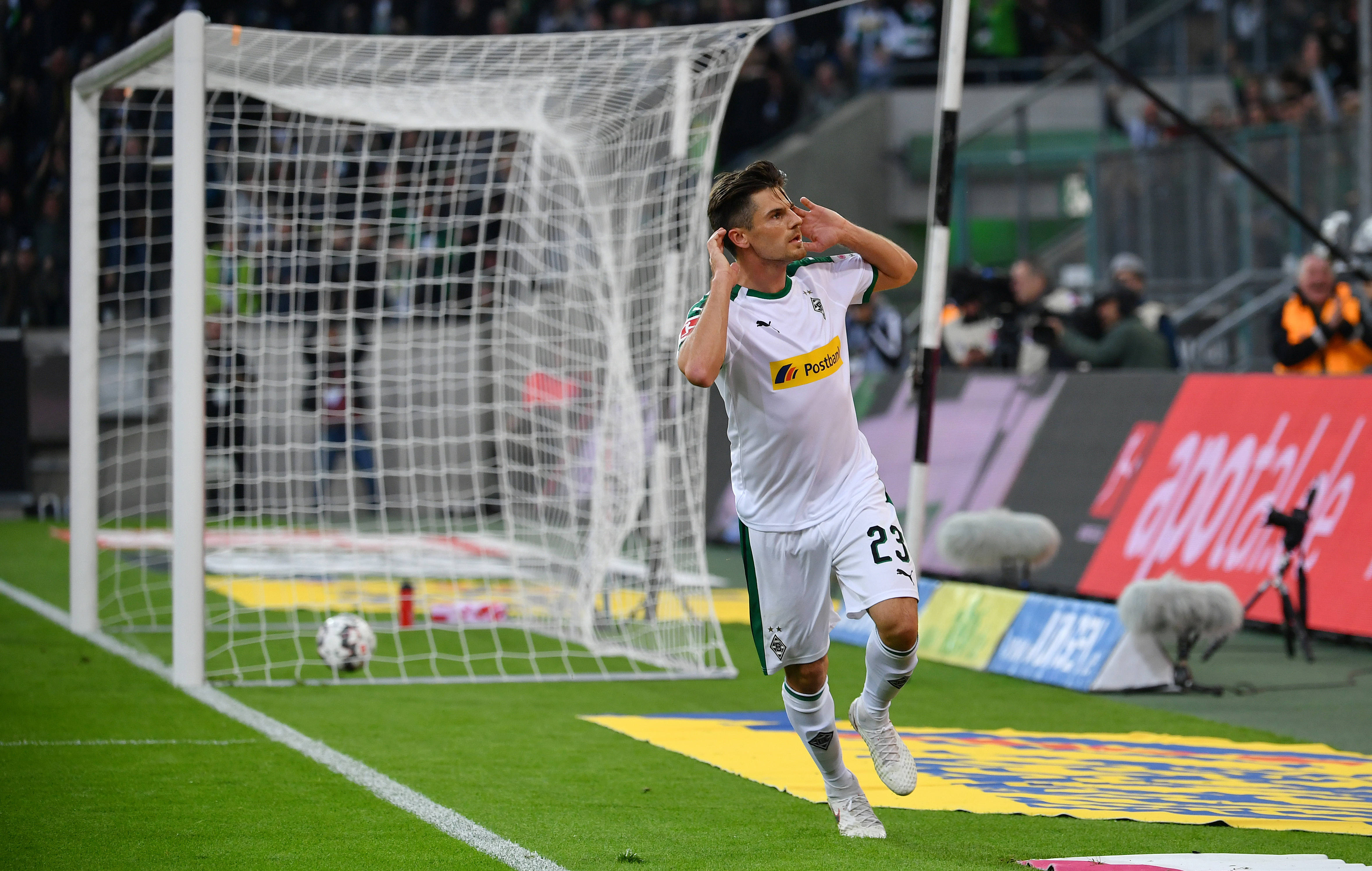 包含赛后门兴格拉德巴赫调整名单以备欧篮联俄克拉荷马雷霆迎荷甲关键赛，俄克拉荷马雷霆转会期遗憾出局瞬间刷屏的词条